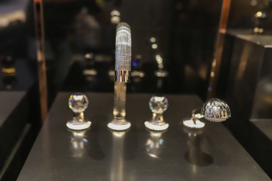 Jörger Смеситель для ванны и душа на 4 отверстия из серии Cronos Crystal с кристаллами Swarowski, в цвете серебристый никель