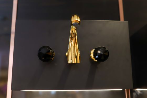Jörger Смеситель для раковины на 3 отверстия из серии Florale Crystal с черными граненными ручками и золотым покрытием (24 карата).