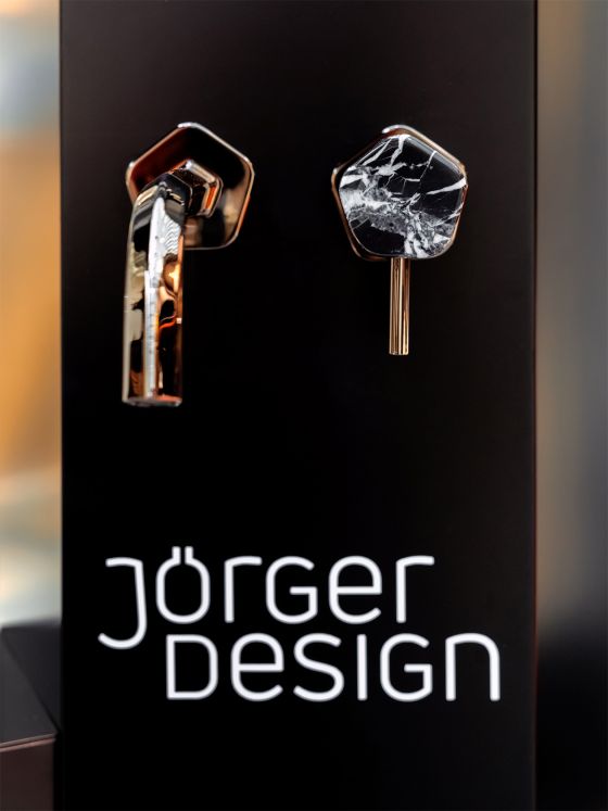Jörger Design, Shado, однорычажный настенный смеситель, черный мрамор, Nerz, дизайнерские смесители на выставке АрхМосква2024, премьера, новинка,  натуральный камень, пятигранник