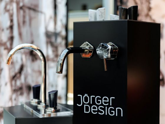 Jörger Design, Shado, дизайнерские смесители на выставке АрхМосква2024, настенный смеситель, одноычажный, на раковину на 3 отверстия, на ванну, черный мрамор, авантюрин, премьера, новинка, стенд, Европейская сантехника