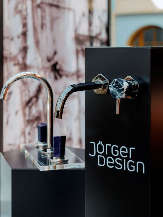 Jörger Design, Shado, дизайнерские смесители на выставке АрхМосква2024, премьера, новинка, Европейская сантехника, натуральный камень, настенный смеситель, на раковину на 3 отверстия, черный мрамор, авантюрин